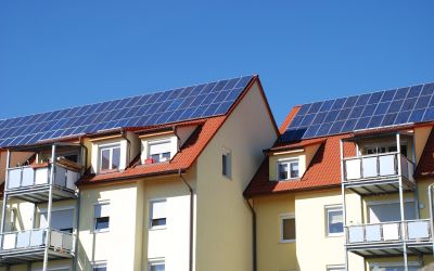 Die meisten Solarkollektoren werden auf Gebäuden installiert (Foto: AdobeStock - Wolfgang Cibura 6552232)