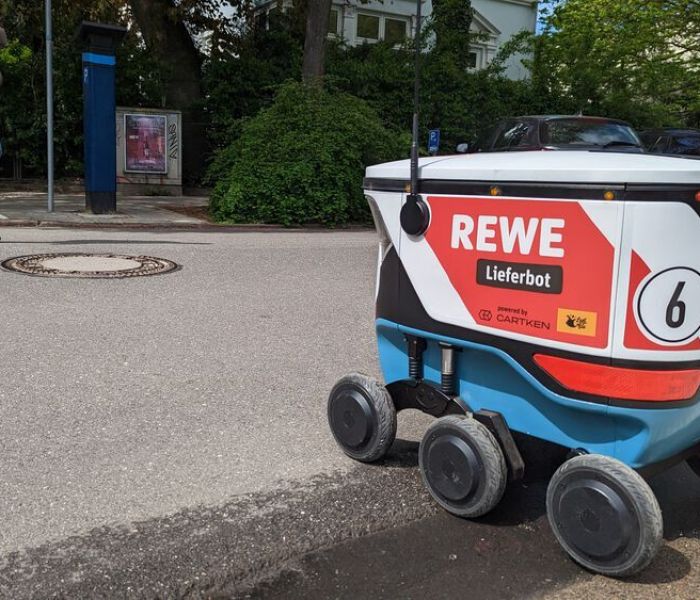 REWE bedient sich zur Last-Mile-Logistik eines Lieferbots, das mit Hilfe von Künstlicher Intelligenz die bestellten Waren bis zur Haustür zustellt. (Foto: REWE.)