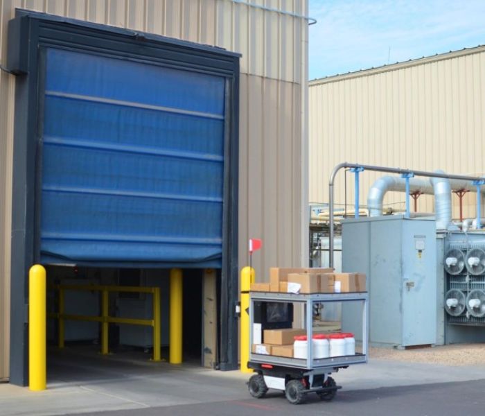 Cartken Hauler-Roboter f&auml;hrt durch ein Rolltor in ein (Foto: Cartken GmbH)